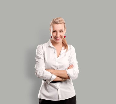 Beyaz bluzlu kadın.