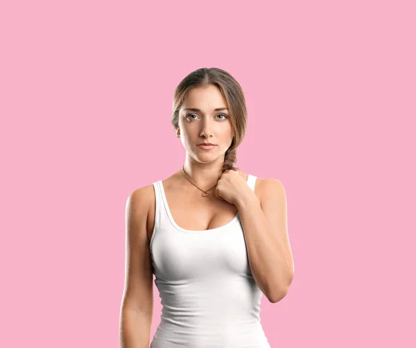 Mujer joven con camisa blanca — Foto de Stock