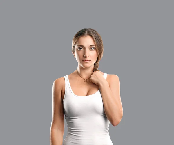 Junge Frau im weißen Hemd — Stockfoto