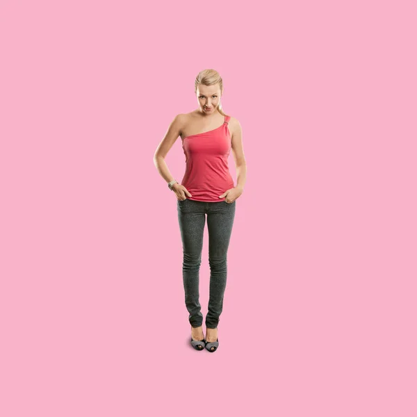 Młoda kobieta w różowa bluzka — Zdjęcie stockowe