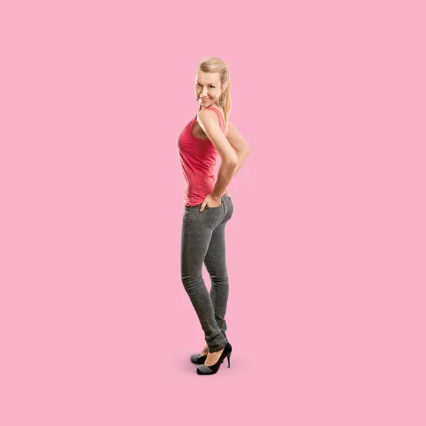 Jonge vrouw in roze blouse — Stockfoto