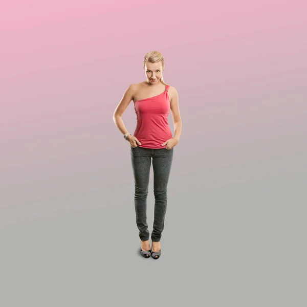 立っているとトレンディなグラデーションの背景にカメラ目線のピンクのシャツの美しい若い女性 完全な長さ — ストック写真