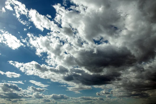 Blå himmel med moln — Stockfoto