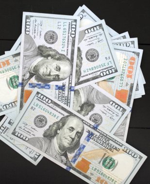 Siyah arka plan üzerine dolar para. Para yığını
