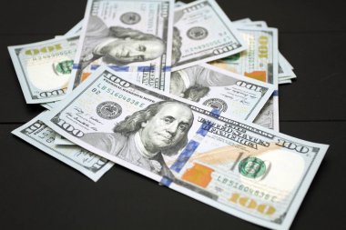 Siyah arka plan üzerine dolar para. Para yığını