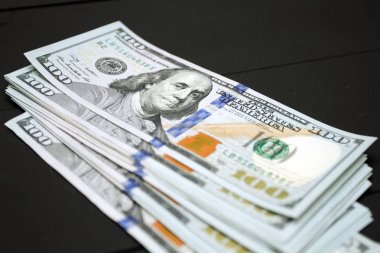 Siyah arka plan üzerine dolar para. Para yığını