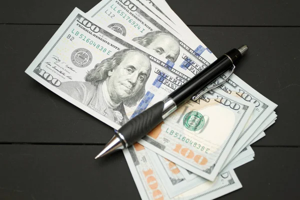 美元的钱在黑色的背景 成堆的钱和钢笔 作家费用概念 — 图库照片