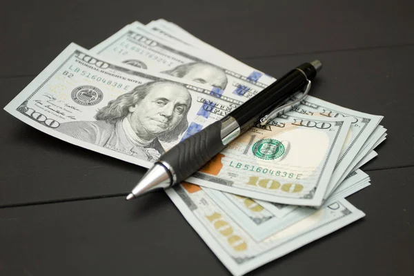 Dollar Geld Zwarte Achtergrond Hoop Geld Pen Schrijver Vergoeding Concept — Stockfoto