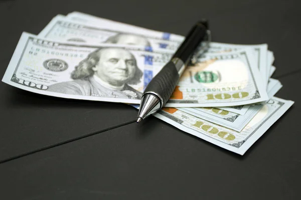 Dollar Geld Zwarte Achtergrond Hoop Geld Pen Schrijver Vergoeding Concept — Stockfoto