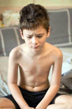 su çiçeği olan çocuk