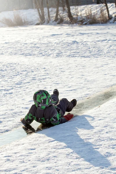 Menino deslizando na pista de gelo — Fotografia de Stock