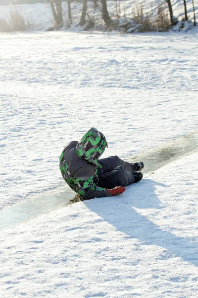 Menino deslizando na pista de gelo — Fotografia de Stock