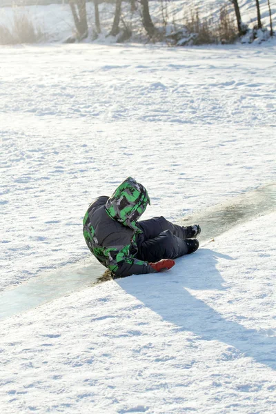 Jongen glijden op de ijsbaan — Stockfoto