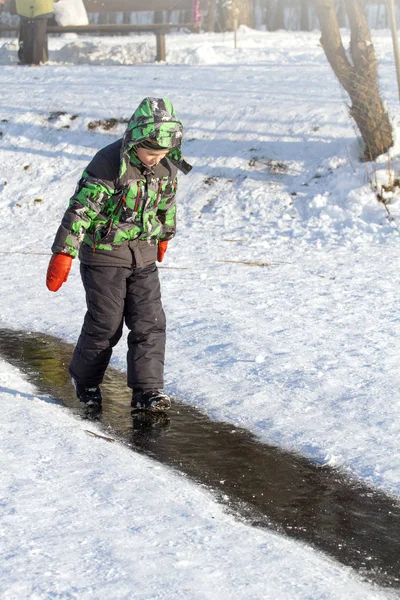 Chico deslizante en pista de hielo —  Fotos de Stock