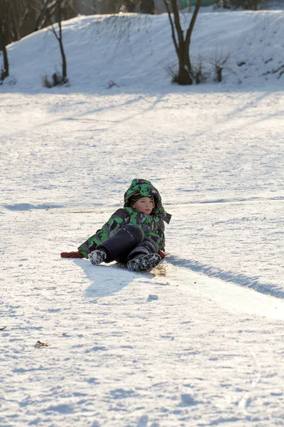 男孩在冰场滑行 — 图库照片