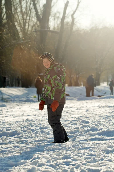 氷の上で少年滑り — ストック写真