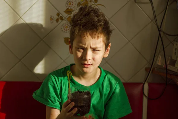 Jongen met waterpokken kweken plant — Stockfoto