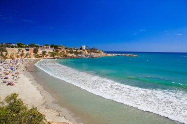 Büyük dalga, turkuaz deniz ve İspanya 'da kumlu plaj Costa Blanca' da, yaz manzarası