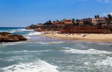 İspanya sahillerinde büyük dalgalar, güzel deniz.