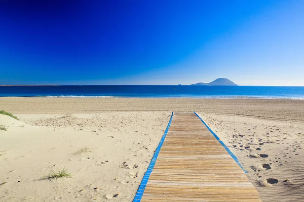 Droga Piaszczystej Plaży Błękitnego Morza Wyspy Hiszpanii — Zdjęcie stockowe