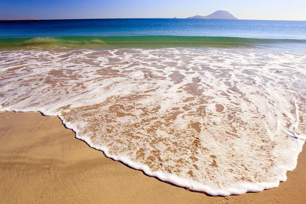 Волна Морская Пена Песке Пляже Море Острове Вдали — стоковое фото