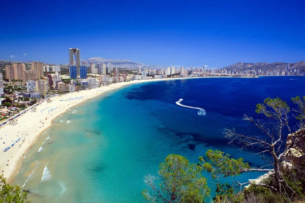 Vista aérea de Benidorm, na Espanha, com seus arranha-céus imponentes — Fotografia de Stock