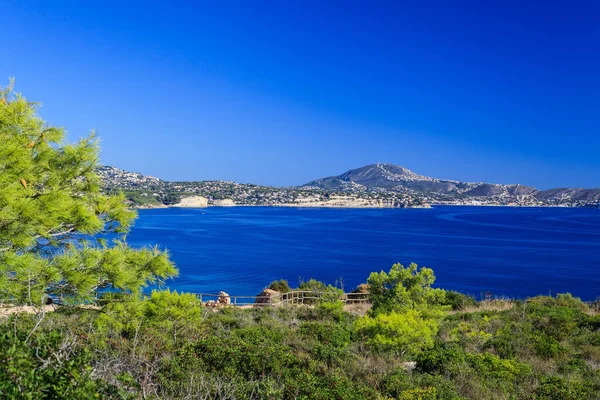 Altea playa del albir aus weißen Steinen in alicante mediterranes Spanien — Stockfoto