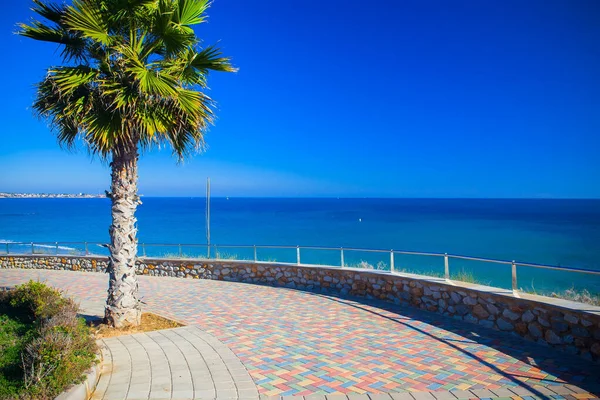 Paseo marítimo vacío de Pilar de la Horadada ciudad española en la provincia de Alicante — Foto de Stock