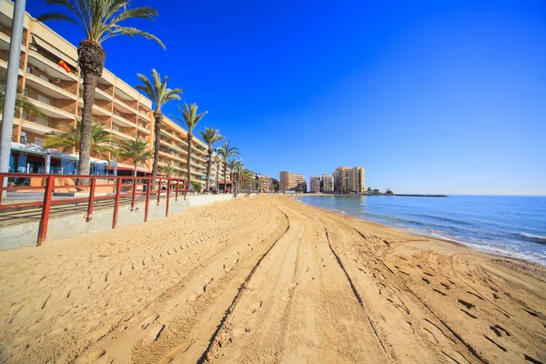 Del Cura kıyı şeridi, Paseo Maritimo yürüyüş sokağı. Torrevieja, İspanya