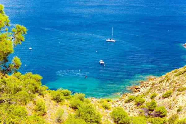 Bella barca a vela vela vela blu Mediterraneo oceano orizzonte — Foto Stock