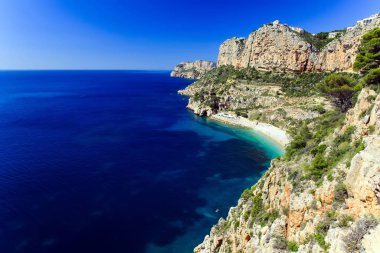 Yaz manzarası İspanya, Benitatxell, Alicante 'deki Moraig Koyu plajı