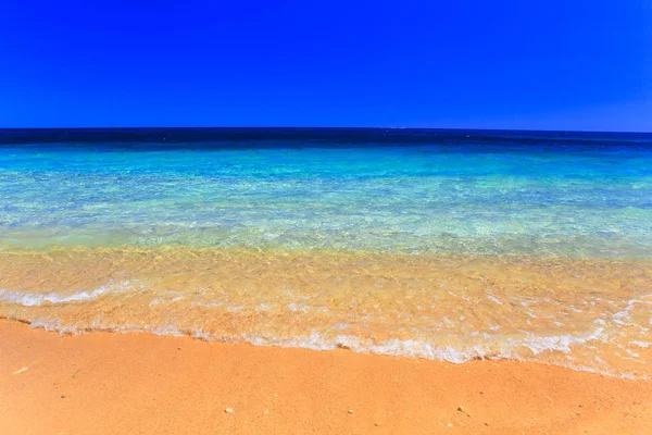 Meer Strand blauer Himmel Sand Sonne Tageslicht Entspannung Landschaft Aussichtspunkt für Design Postkarte und Kalender in Spanien — Stockfoto