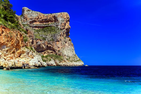 Красивая открытка из Испании, летний пейзаж с морем, пляж — стоковое фото