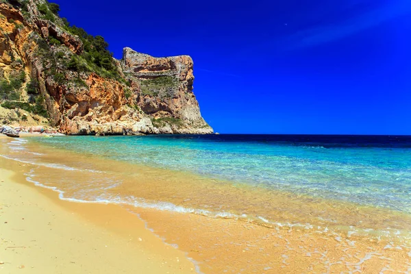 Piękny krajobraz morski z plażą i skałą w Hiszpanii nad morzem — Zdjęcie stockowe