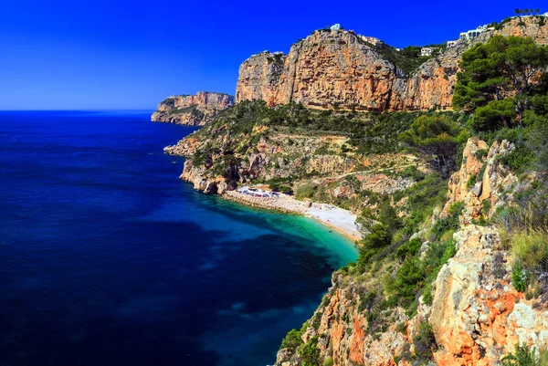 Paysage printanier avec mer, plage et montagne en Espagne — Photo