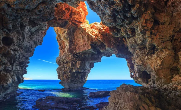 Печери біля моря в прекрасному місці, скелі в морі Ліцензійні Стокові Фото