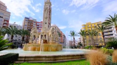 Alicante, İspanya, Costa Blanca, Plaza de los Luceros 'taki meydan, çeşme ve anıt