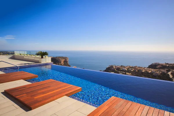 Infinity pool with beautiful sea views — Stock Photo, Image