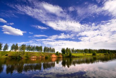 Rusya 'nın doğası, yaz manzarası, Mayıs' ta gölde.