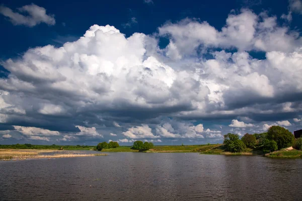 Літній Пейзаж Озером Хмарами Росія — стокове фото