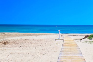 Rahatlamak ve deniz kenarında dinlenmek için mükemmel bir yer. La Manga del Mar Menor plajına giden yol.