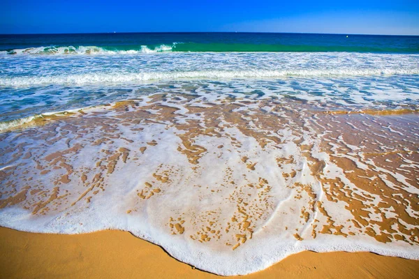 Морская Волна Пена Желтом Мелком Песке Коста Брава — стоковое фото