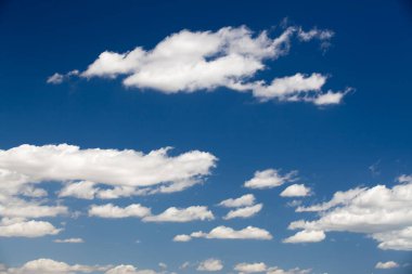 Yazın mavi gökyüzü beyaz bulutlarla