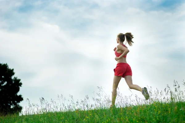 Junge Frau läuft Sommerpark Landstraße. Übungen im Freien. j — Stockfoto