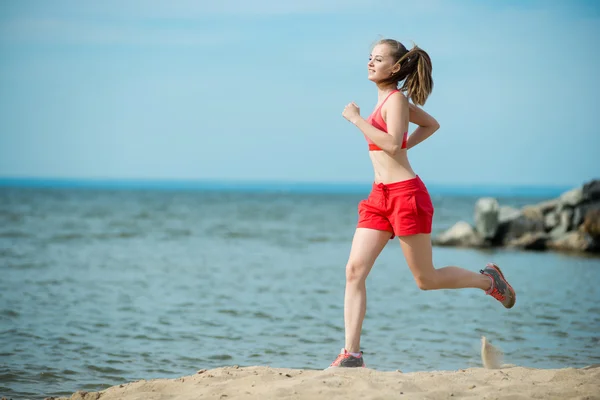 Fiatal hölgy futás a napsütéses nyári homokos strandon. Edzés. Jog — Stock Fotó