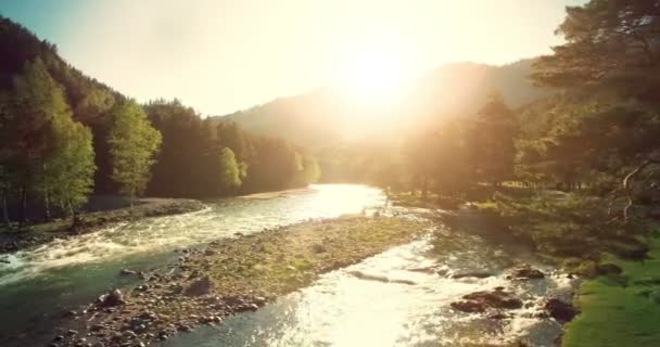 4 k Uhd luchtfoto. Lage vlucht over verse koude berg rivier op zonnige Zomerochtend. — Stockvideo