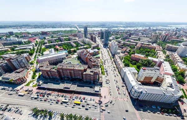Luchtfoto van de stad. Stedelijk landschap. Een helikopterschot. Panoramisch beeld. — Stockfoto