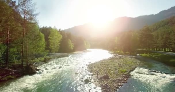 4k UHD vista aerea. Basso volo sul fresco fiume di montagna freddo al soleggiato mattino d'estate . — Video Stock