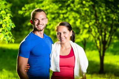 atletik erkek ve kadın fitness egzersiz sonrası