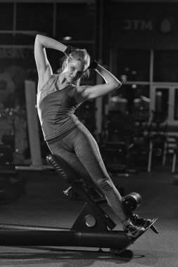 Abs kasları için güç egzersizleri yapıyor kadın